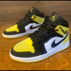 Nike Air Jordan 1 Mid SE 'Yellow Toe'
